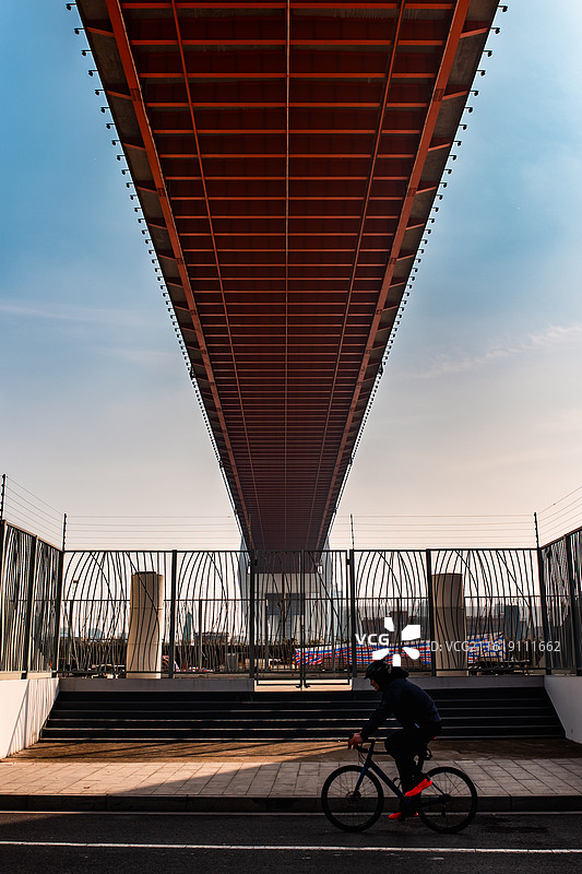 南浦桥影，骑行上海的活力身影图片素材