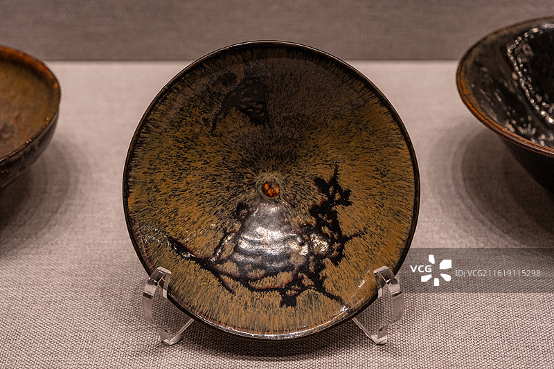 南宋 吉州窑黑釉剪纸贴花折枝梅纹碗 故宫博物院图片素材