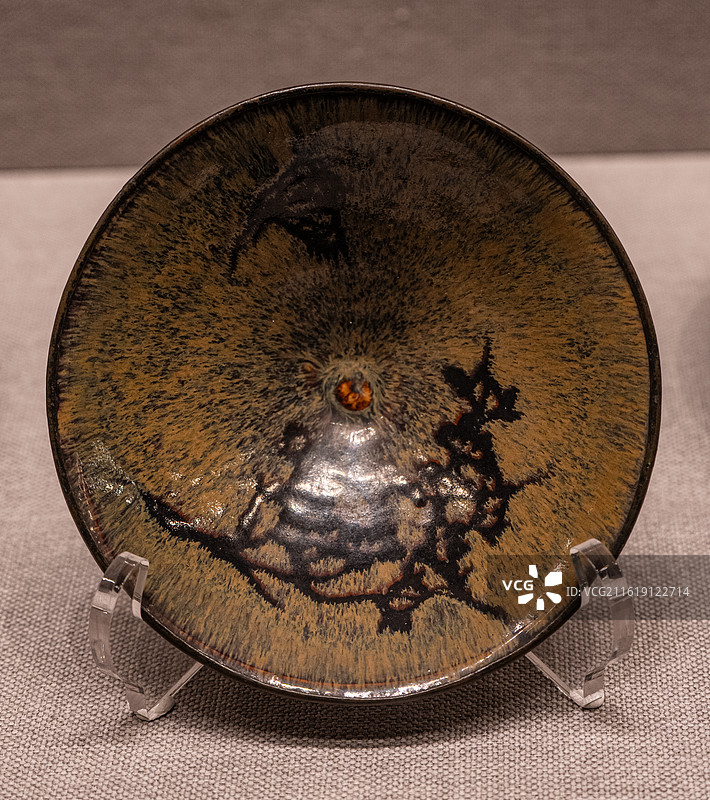 南宋 吉州窑黑釉剪纸贴花折枝梅纹碗 故宫博物院图片素材