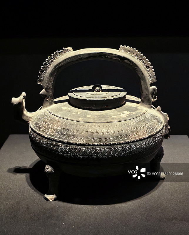 江西省鹰潭市龙虎山崖墓出土的东周云雷纹兽首提梁黑陶盉图片素材