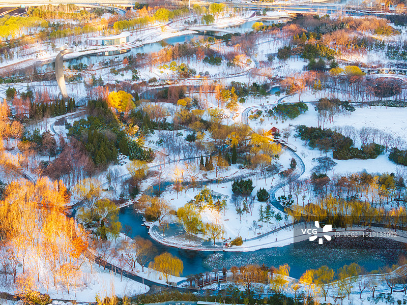 河南，郑州市，郑东新区CBD面积最大的景观绿地，郑州之林，中央公园，城市雕塑作品《如意》冬季雪景航拍图片素材