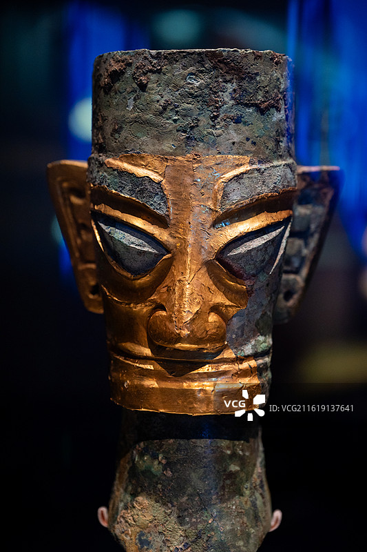 国家博物馆 三星堆-金沙遗址古蜀文明展 商 戴金面罩青铜人头像  1986年三星堆遗址二号祭祀坑出土图片素材