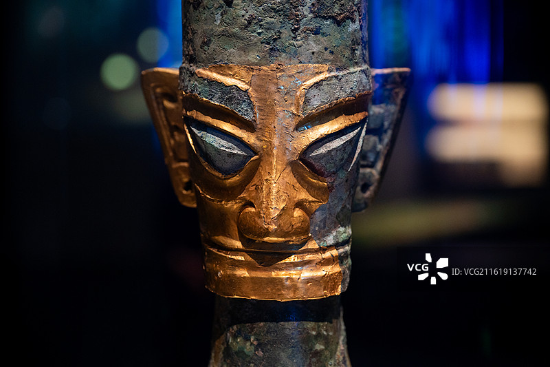 国家博物馆 三星堆-金沙遗址古蜀文明展 商 戴金面罩青铜人头像  1986年三星堆遗址二号祭祀坑出土图片素材