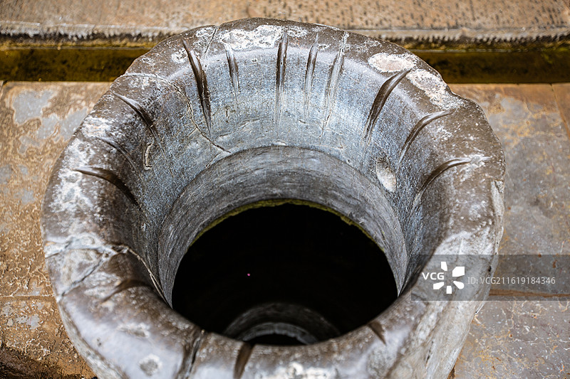 中国云南省红河州建水县老城内的古井图片素材