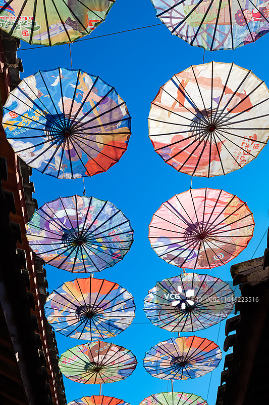 云南丽江古城现文巷油纸伞图片素材