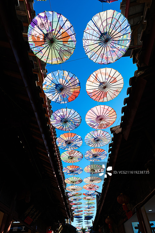 云南丽江古城现文巷油纸伞图片素材