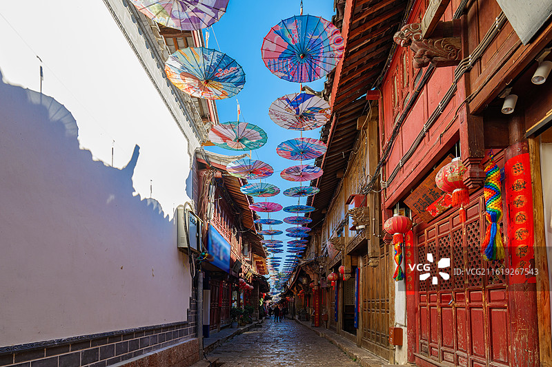 云南丽江古城现文巷油纸伞图片素材