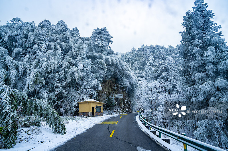 九宫山雪后山路自驾视角：雾凇山林衬防滑护栏的冬日路况图片素材