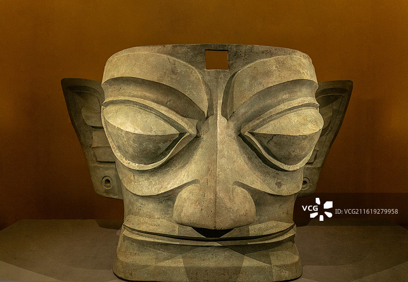青铜人面具（复制品；商，1986年四川广汉三星堆遗址二号祭祀坑出土，三星堆博物馆藏）图片素材