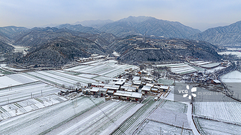 雪后山村白雪皑皑，冬景如画图片素材