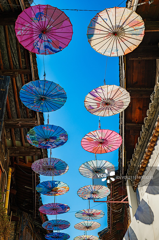 云南丽江古城现文巷油纸伞图片素材