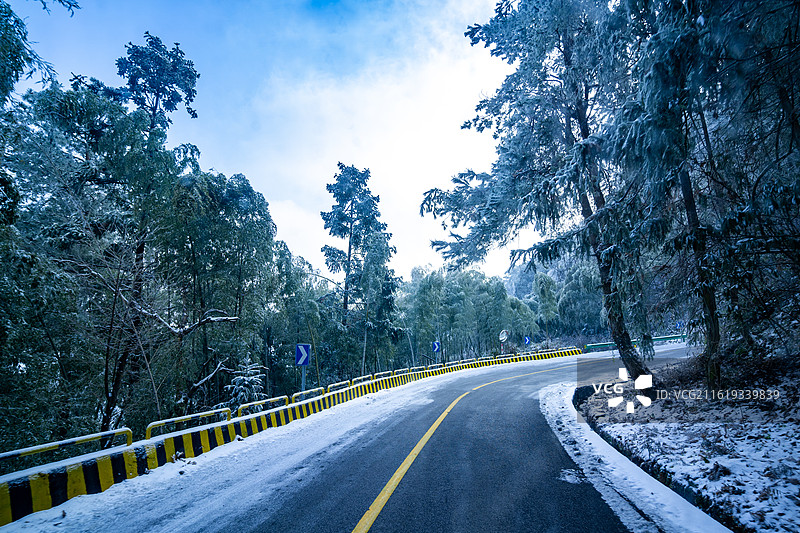 九宫山雪后山路自驾视角：雾凇山林衬防滑护栏的冬日路况图片素材