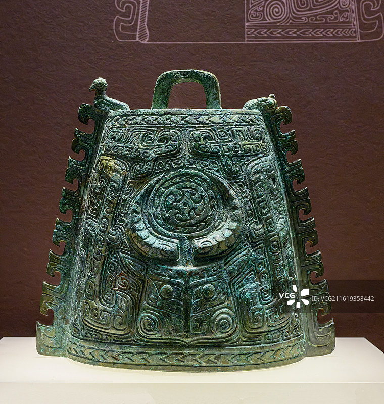 兽面纹立鸟青铜镈，商代，江西新干大洋洲商墓（又称新干大墓）出土，江西省博物馆藏图片素材