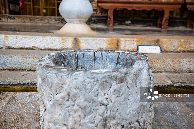 中国云南省红河州建水县老城内的古井图片素材
