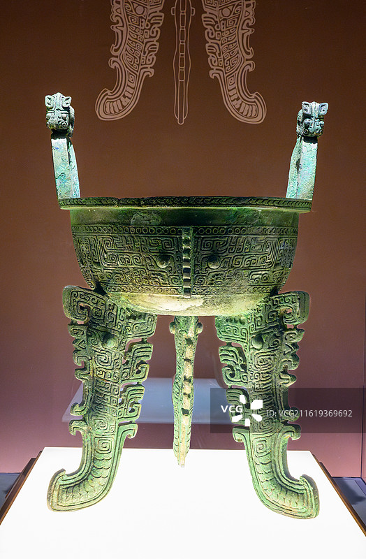 虎耳虎形扁足青铜圆鼎，商代，江西新干大洋洲商墓（又称新干大墓）出土，江西省博物馆藏图片素材