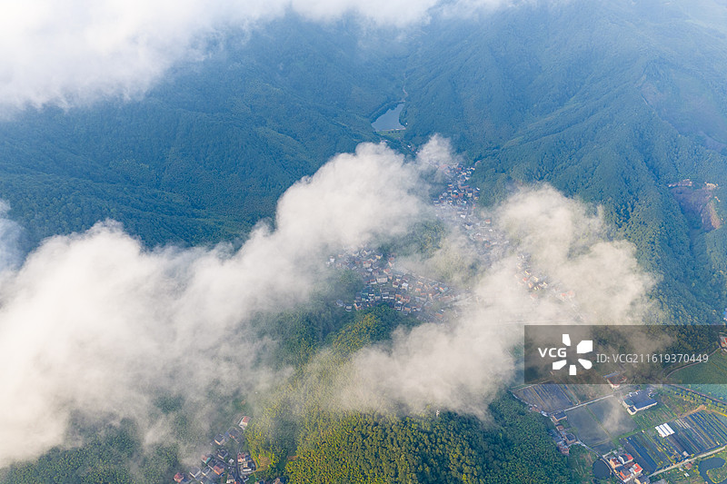 云海环绕山间村落图片素材