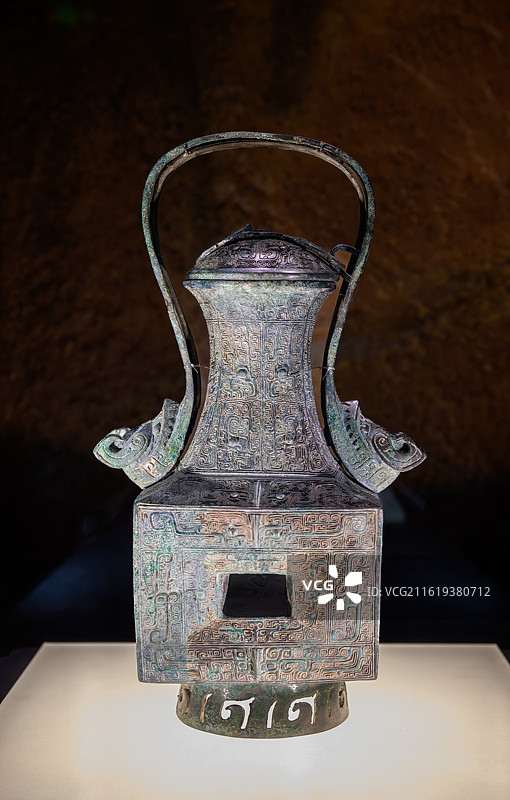 兽面纹提梁方腹青铜卣，商代，江西新干大洋洲商墓（又称新干大墓）出土，江西省博物馆藏图片素材