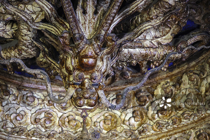 2025年重新开放的北京故宫养心殿双龙天花与八角蟠龙衔珠藻井图片素材