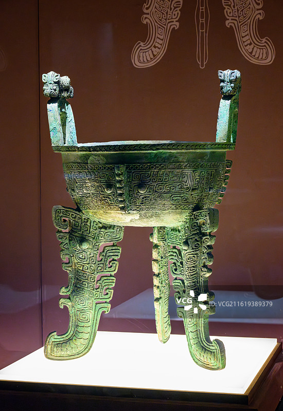 虎耳虎形扁足青铜圆鼎，商代，江西新干大洋洲商墓（又称新干大墓）出土，江西省博物馆藏图片素材