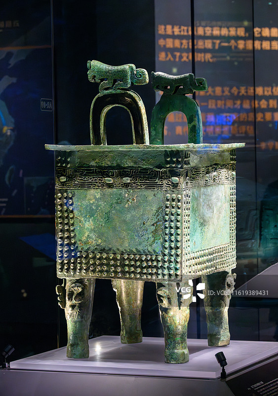 乳丁纹虎耳青铜大方鼎，商代，江西新干大洋洲商墓（又称新干大墓）出土，江西省博物馆藏图片素材