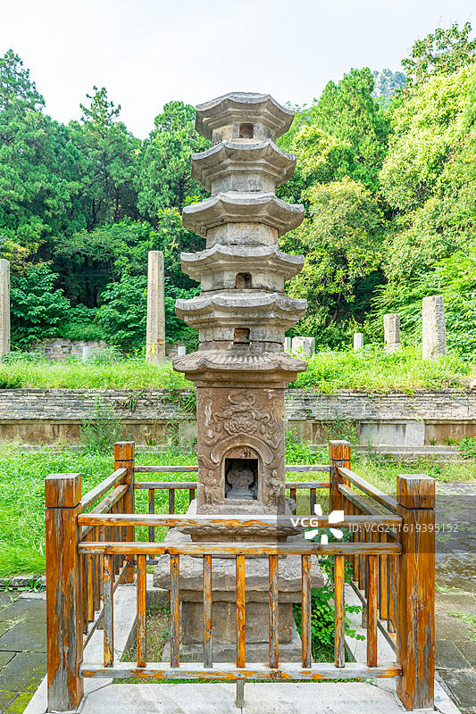 中国山东济南泰安大灵岩寺，般舟殿遗址唐代石砌须弥座式台基石质八棱经幢密檐式龙虎纹饰石塔，户外白昼无人图片素材