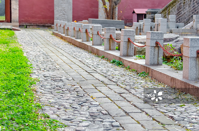 中国建筑材料拍摄主题，公园花坛步行道路的大理石栏杆前景聚焦，户外白昼无人图像摄影图片素材