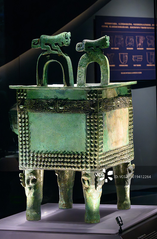 乳丁纹虎耳青铜大方鼎，商代，江西新干大洋洲商墓（又称新干大墓）出土，江西省博物馆藏图片素材