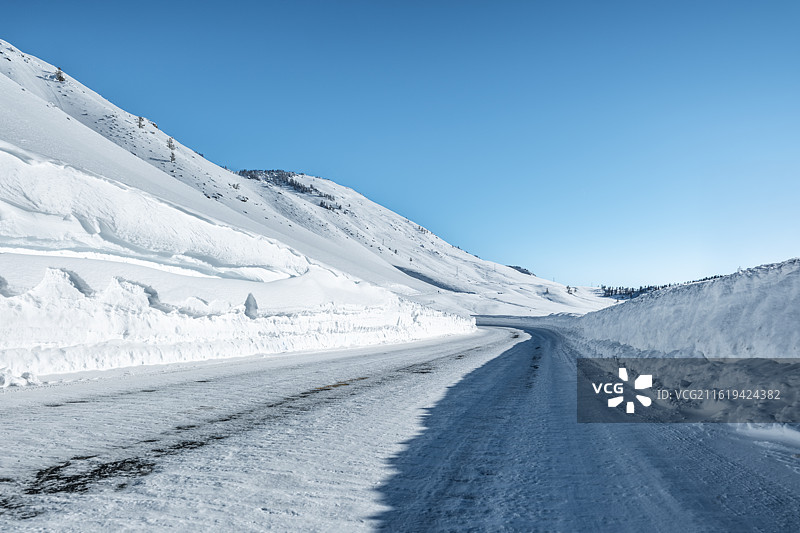 冬季喀纳斯公路上厚厚的积雪，喀纳斯禾木白哈巴雪地公路，汽车广告背景图背景图图片素材
