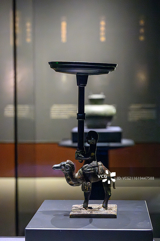 人骑骆驼铜灯，战国，1965年江陵望山2号墓出土，湖北省博物馆藏图片素材