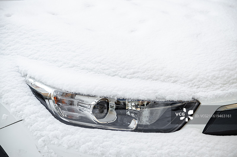 中国冬季雪季拍摄主题，居住区社区里汽车上车灯的白雪，户外白昼无人图像摄影图片素材