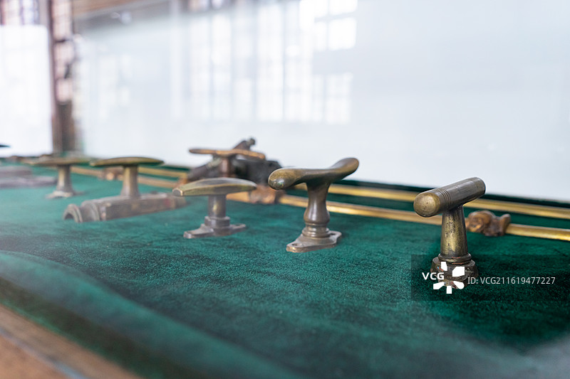 中国山东泰山火车站旧址津浦铁路泰安博物馆省级文物保护单位，德式建筑门窗户五金件，室内无人图像摄影图片素材