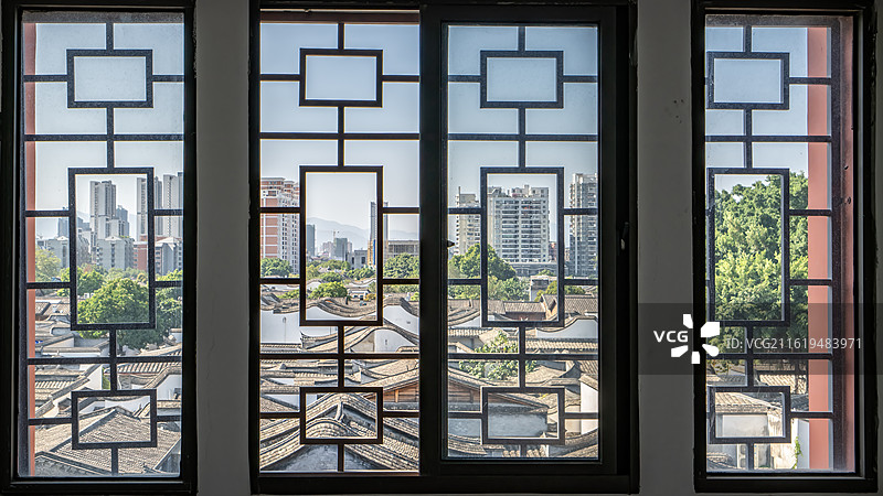 中国传统窗框与现代城市景观图片素材