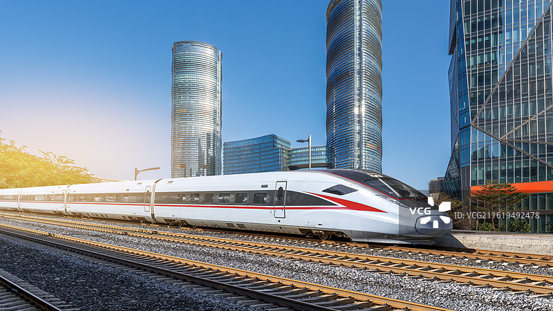 高速列车穿越现代城市图片素材