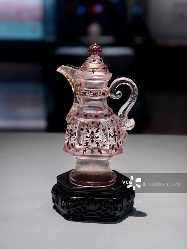 水晶错金镶宝石六楞敲根壶图片素材