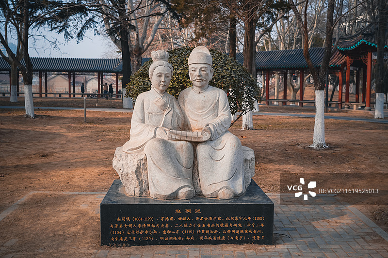 赵明诚  李清照   山东潍坊诸城市张择端文化公园内的雕塑图片素材