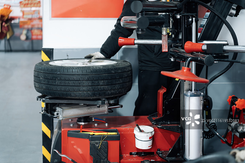 汽车维修车间轮胎更换作业图片素材