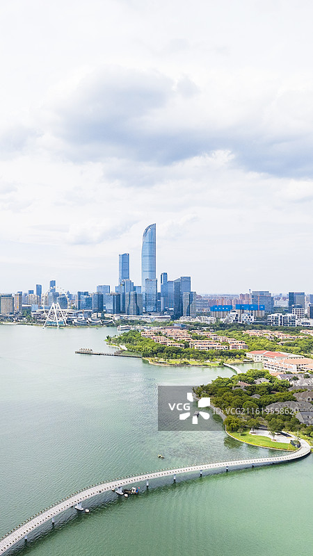 湖畔观景平台与现代建筑图片素材