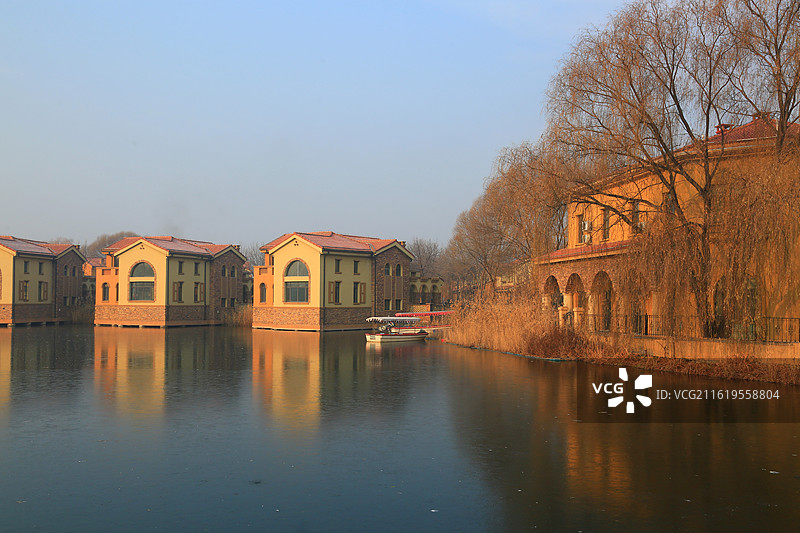 碧水连天映霞光，野鸭掠舞芦花黄  俯身临岸观舟远，银杏红叶风里扬  千岛万湖织洋淀，生态画卷韵悠长图片素材