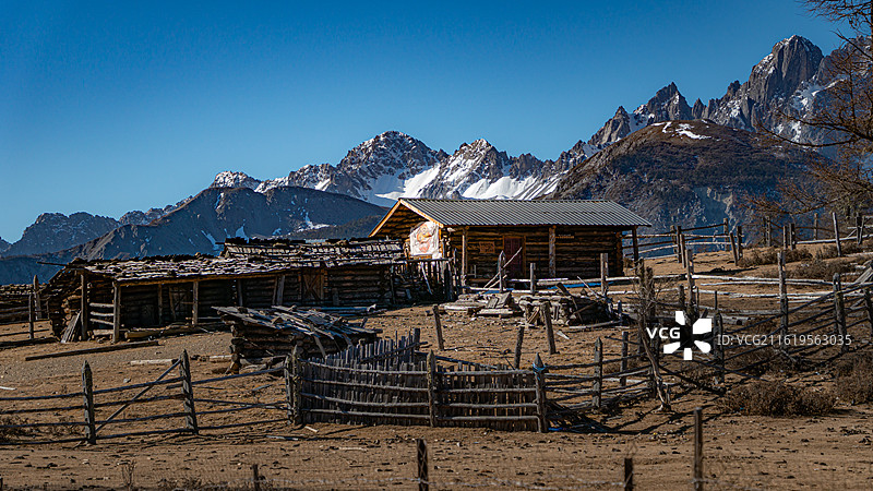 阿布吉措一号牧场的木屋与天宝雪山同框图片素材