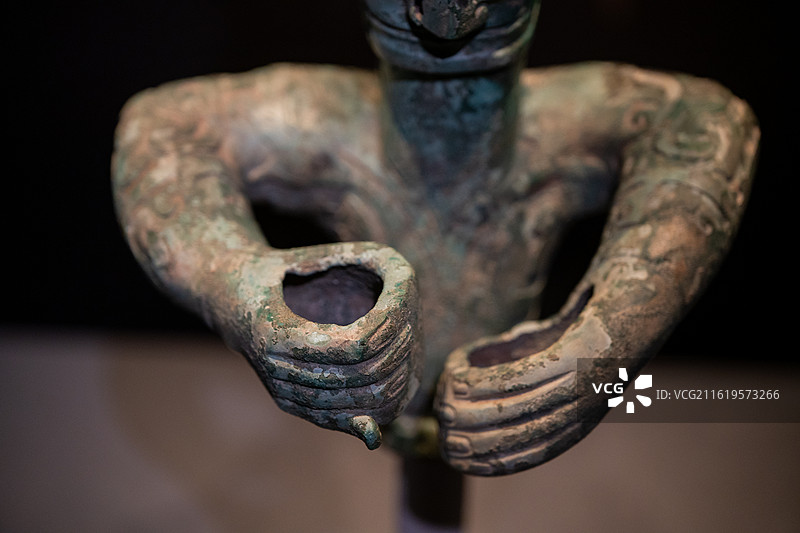 国家博物馆 三星堆-金沙遗址古蜀文明展 商 青铜兽首冠人像 1986年三星堆遗址二号祭祀坑出土图片素材