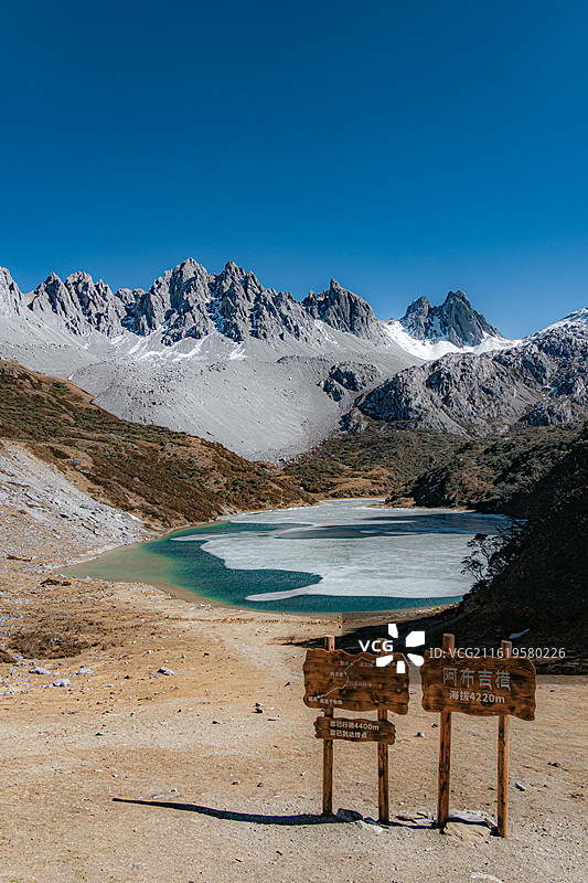 天宝雪山与如蓝宝石一般的阿布吉措图片素材