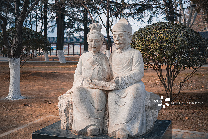 赵明诚  李清照   山东潍坊诸城市张择端文化公园内的雕塑图片素材