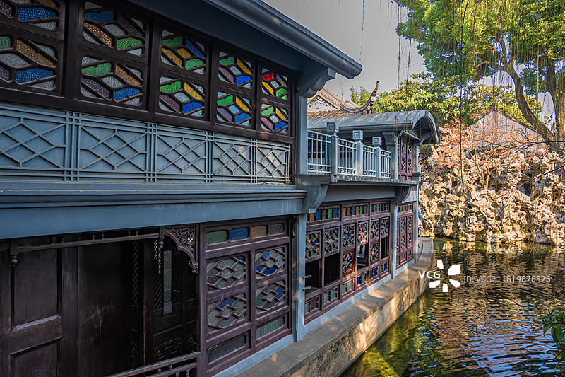 苏州园林狮子林中式庭院和太湖石图片素材