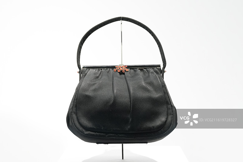 古驰饰花形水站搭扣缎面晚宴包图片素材