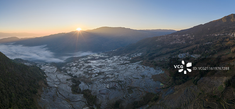 云南红河县宝华镇撒玛坝万亩梯田图片素材
