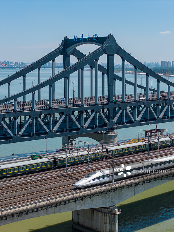 新旧列车共跨彭埠大桥_杭州钱塘江九桥图片素材