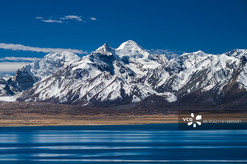 中国西藏聂拉木喜马拉雅山脉中段佩估错湖畔的扎陇日峰（6767米）和都当峰（6513米）图片素材
