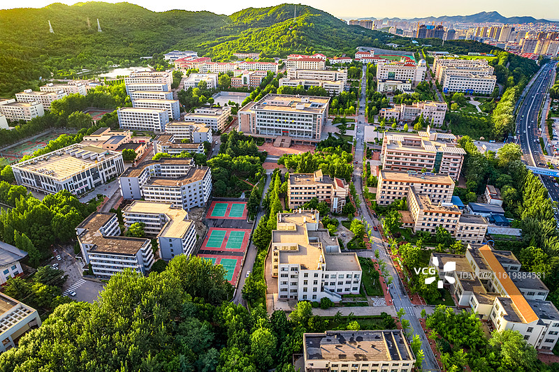山东省烟台市芝罘区鲁东大学北区夏天航拍视角图片素材