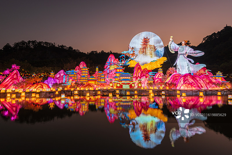 2026年粤港澳大湾区灯会《李白对月 》灯组夜景倒影图片素材