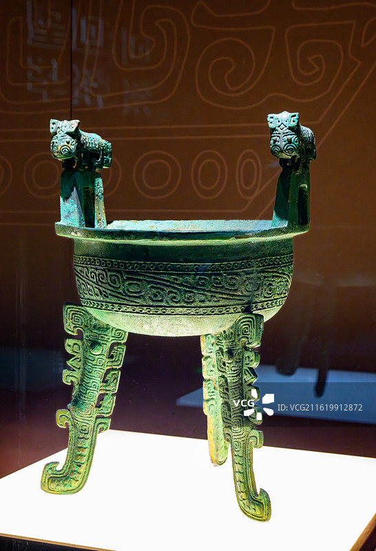 虎耳虎形扁足青铜圆鼎，商代，江西新干大洋洲商墓（又称新干大墓）出土，江西省博物馆藏图片素材